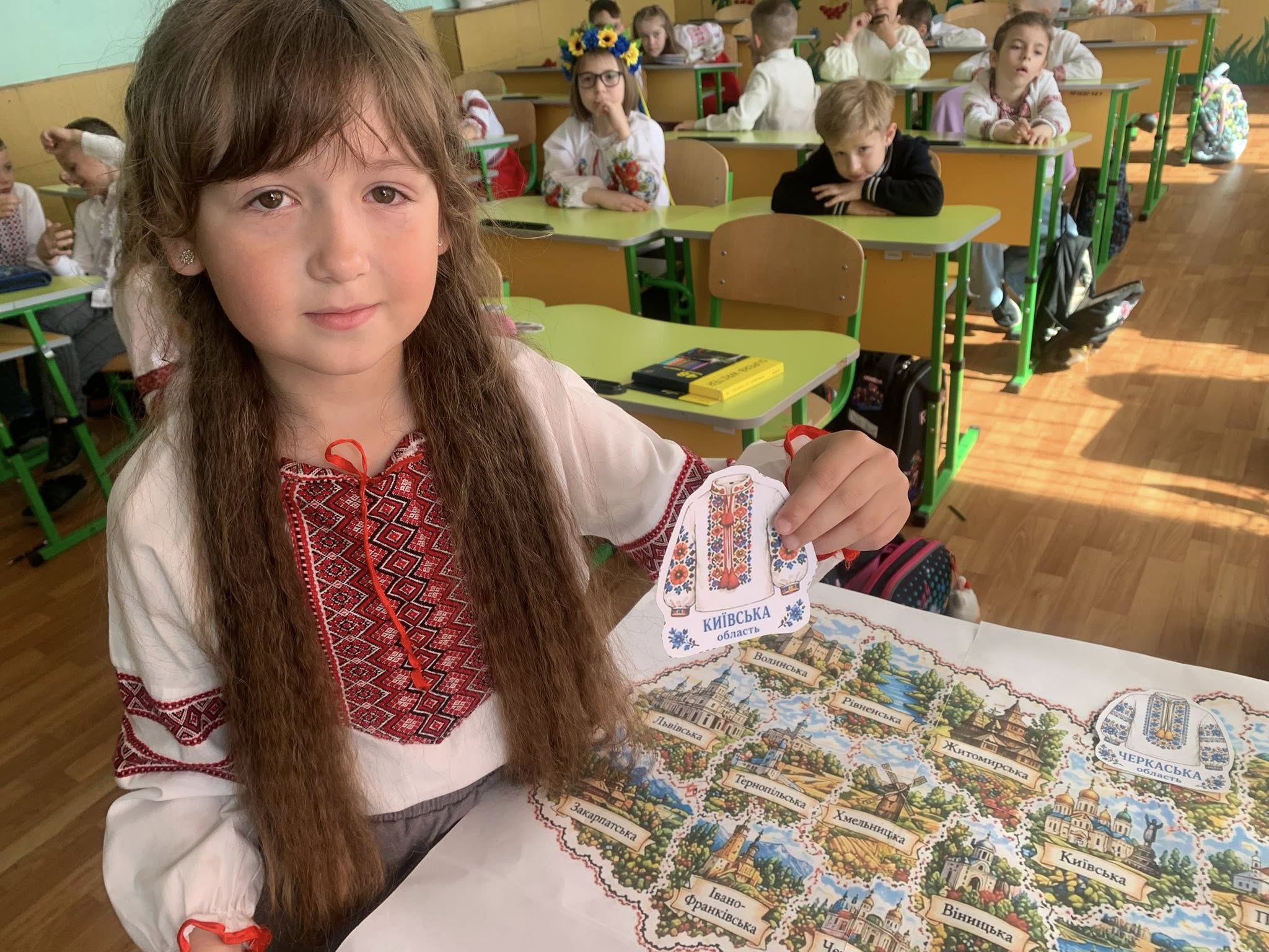 День Вишиванки у 1-Б класі: мандрівка кодами рідної землі!