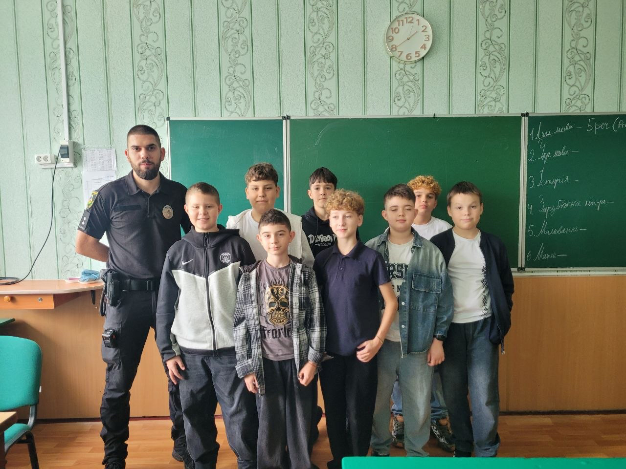 Зустріч учнів 6-А класу із представником шкільної поліції